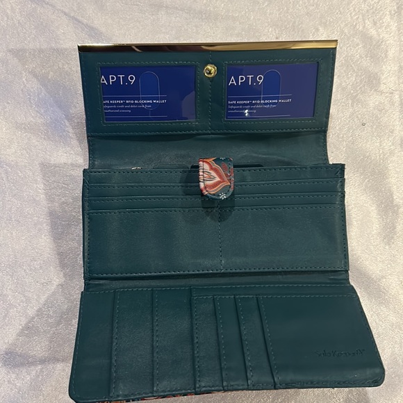 Paisley 3part wallet. Clasp-closure. 2 windows. Zipped back-side.Gold bar front. - Picture 2 of 5